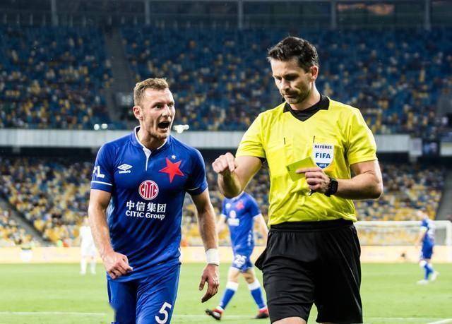 包含南特俱乐部球员表现出色，赢得球迷喝彩的词条