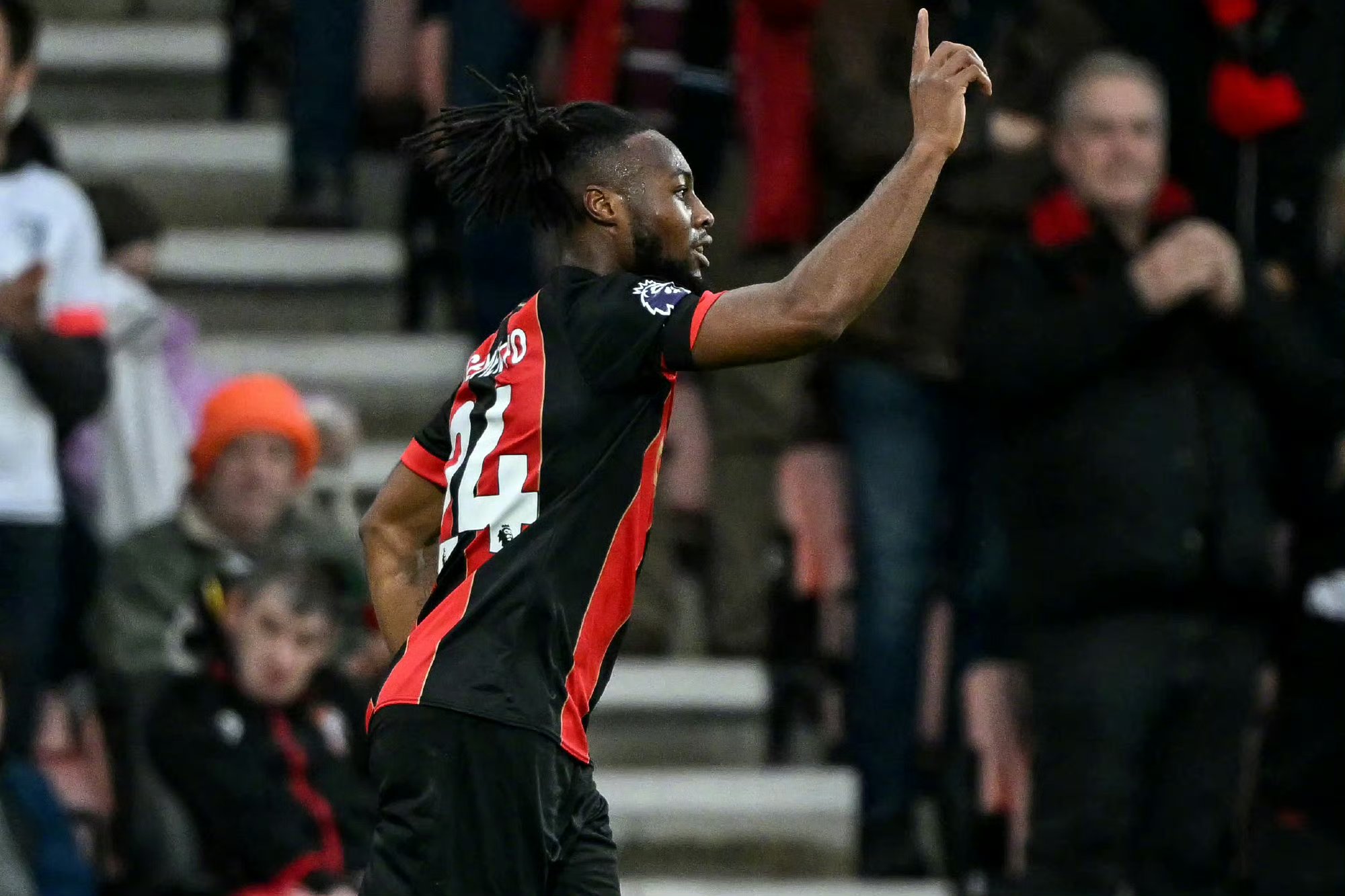 包含伯恩茅斯战术失误，客场竞赛失利的词条