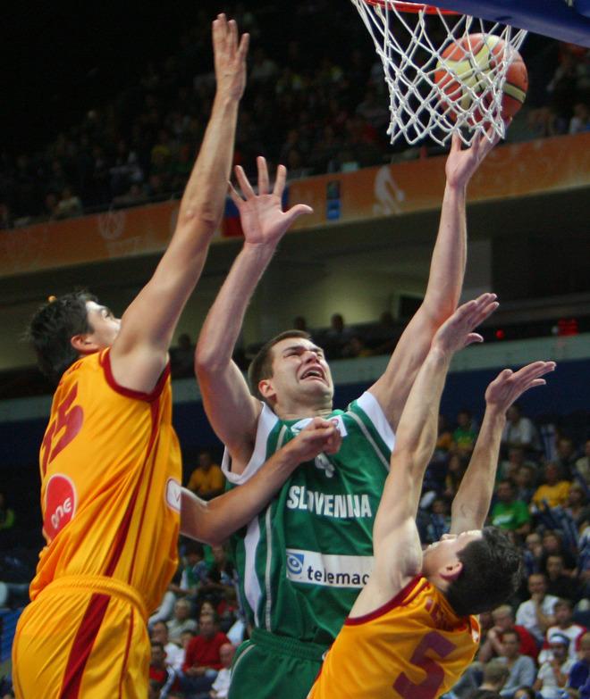 包含斯洛文尼亚击败北马其顿，实力见长赢得尊重的词条