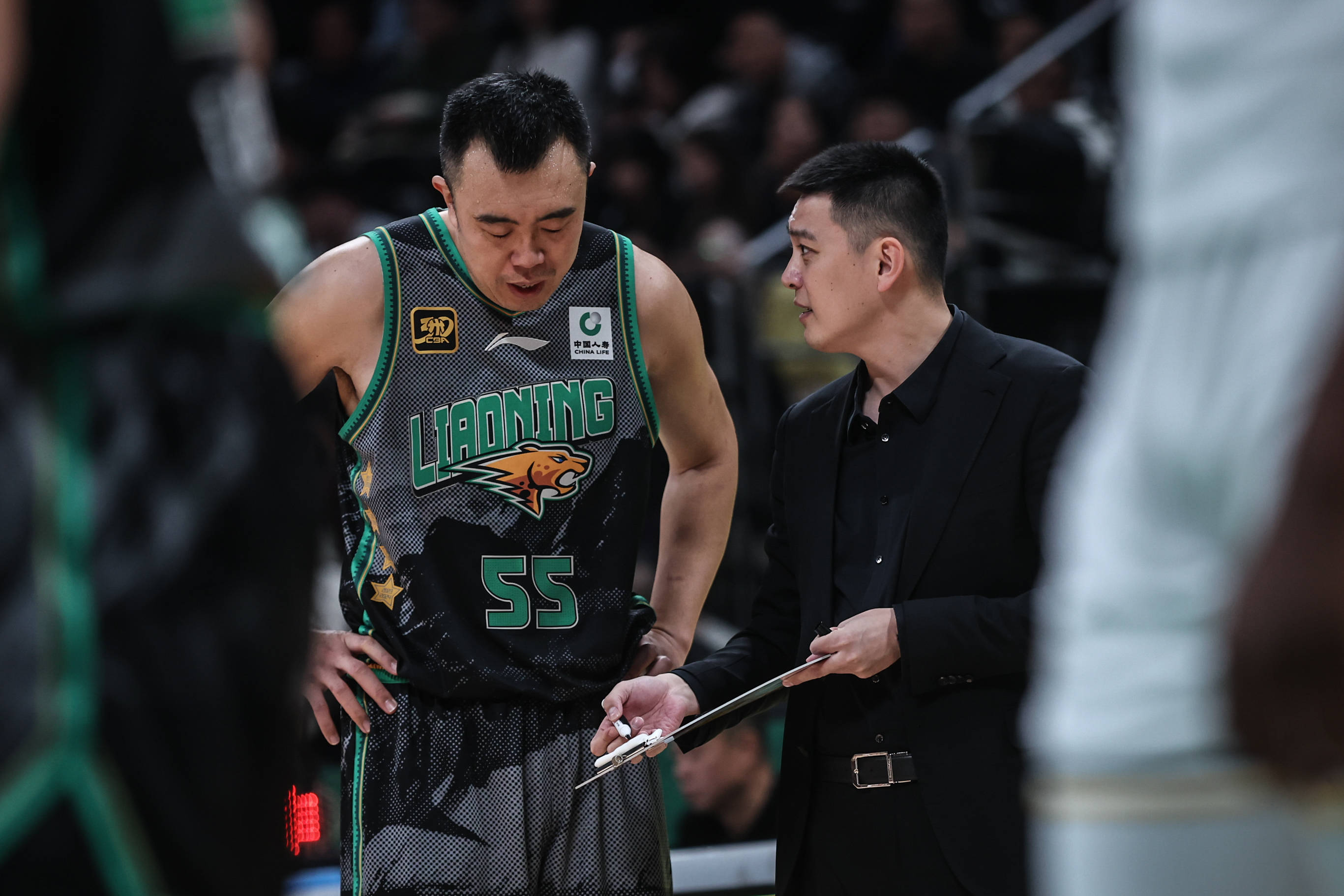 辽宁男篮主场比赛中展现出强悍的攻防能力