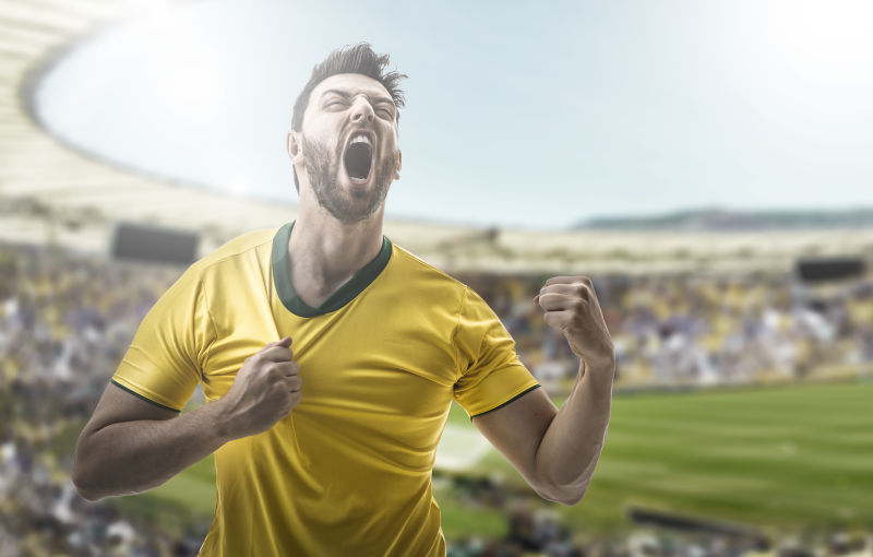 运动员们在足球场上尽显实力和风采