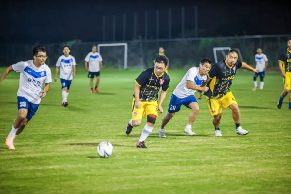 运动员们在足球场上尽显实力和风采