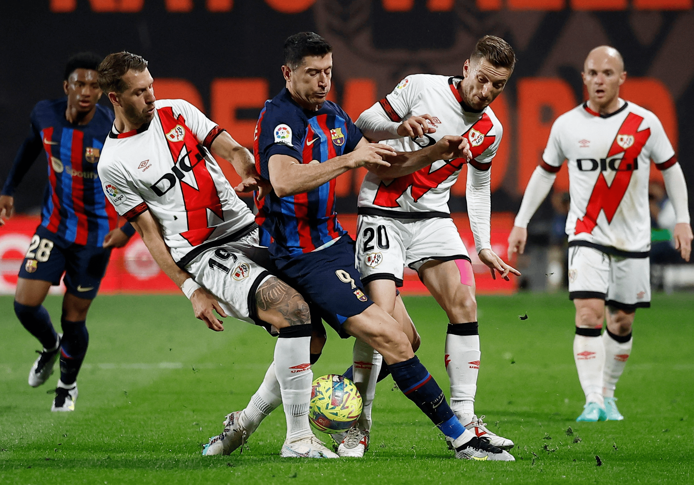 关于斯旺西击败对手，稳步追赶保级对手的信息