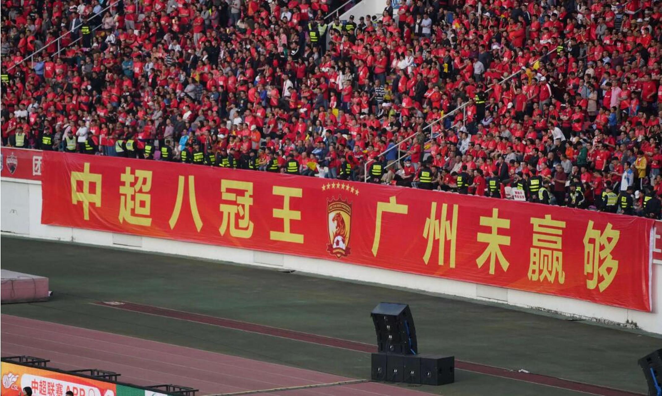 关于斯旺西击败对手，稳步追赶保级对手的信息