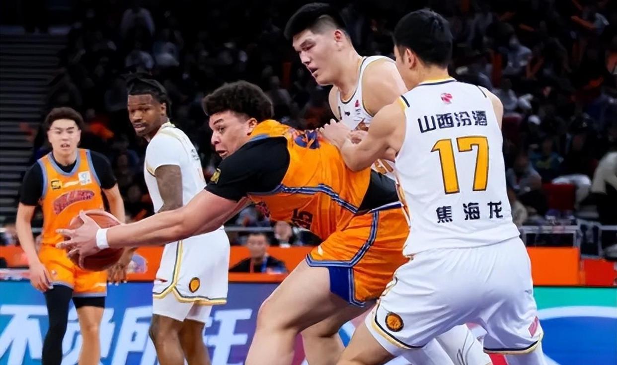 山西男篮赢得激烈较量，高举胜利旗帜