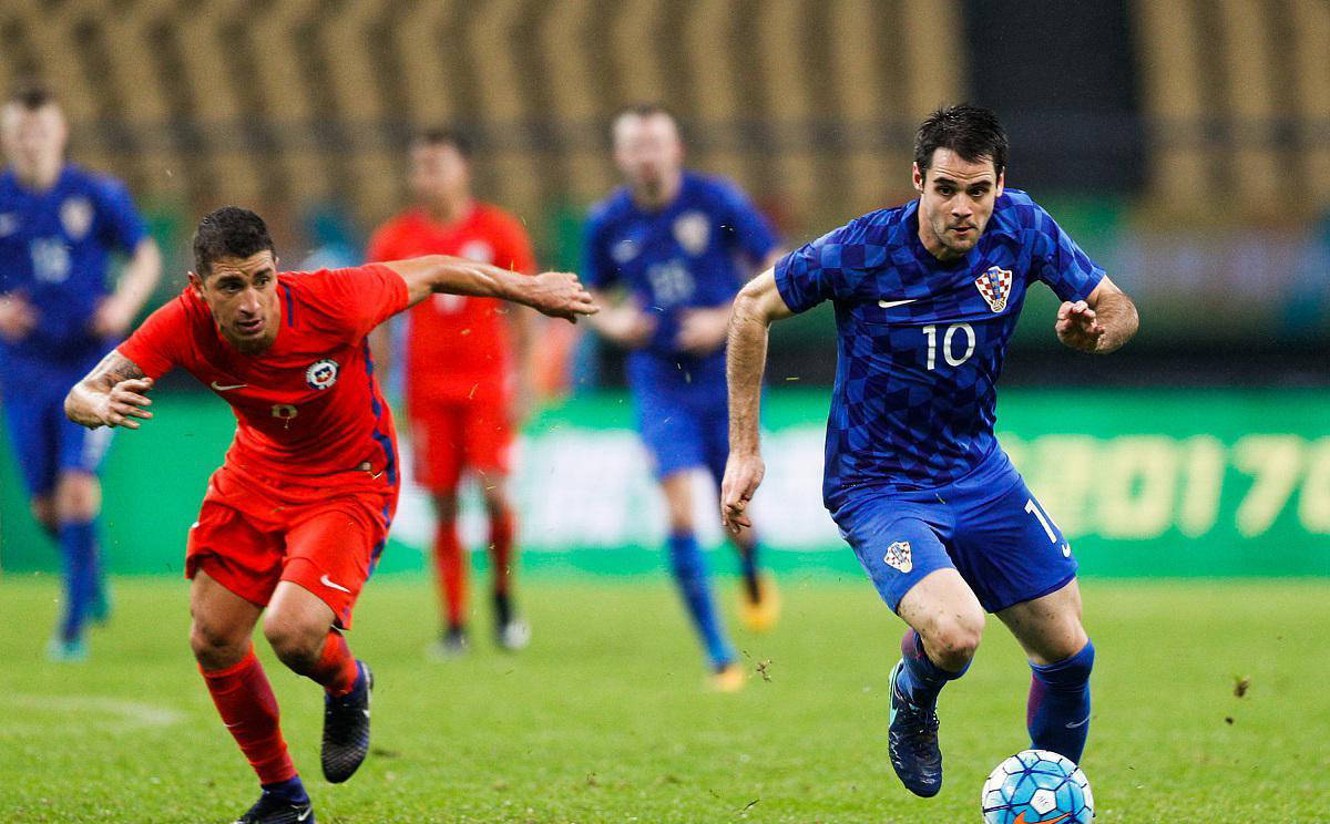 智利队与巴拉圭队在巴黎展开激烈比拼