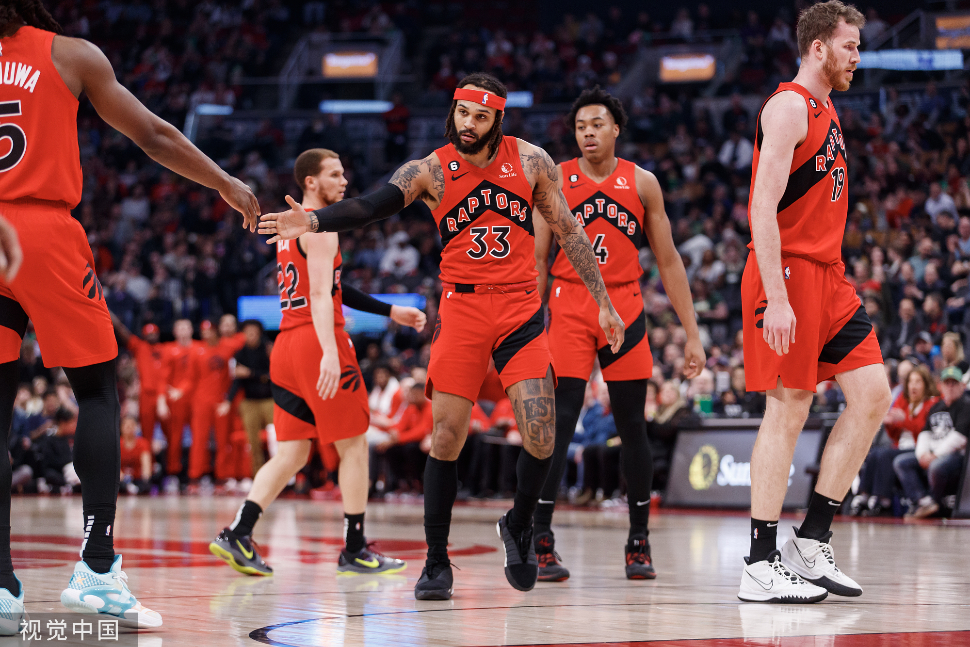 狼队客场力克猛龙，取得关键胜利