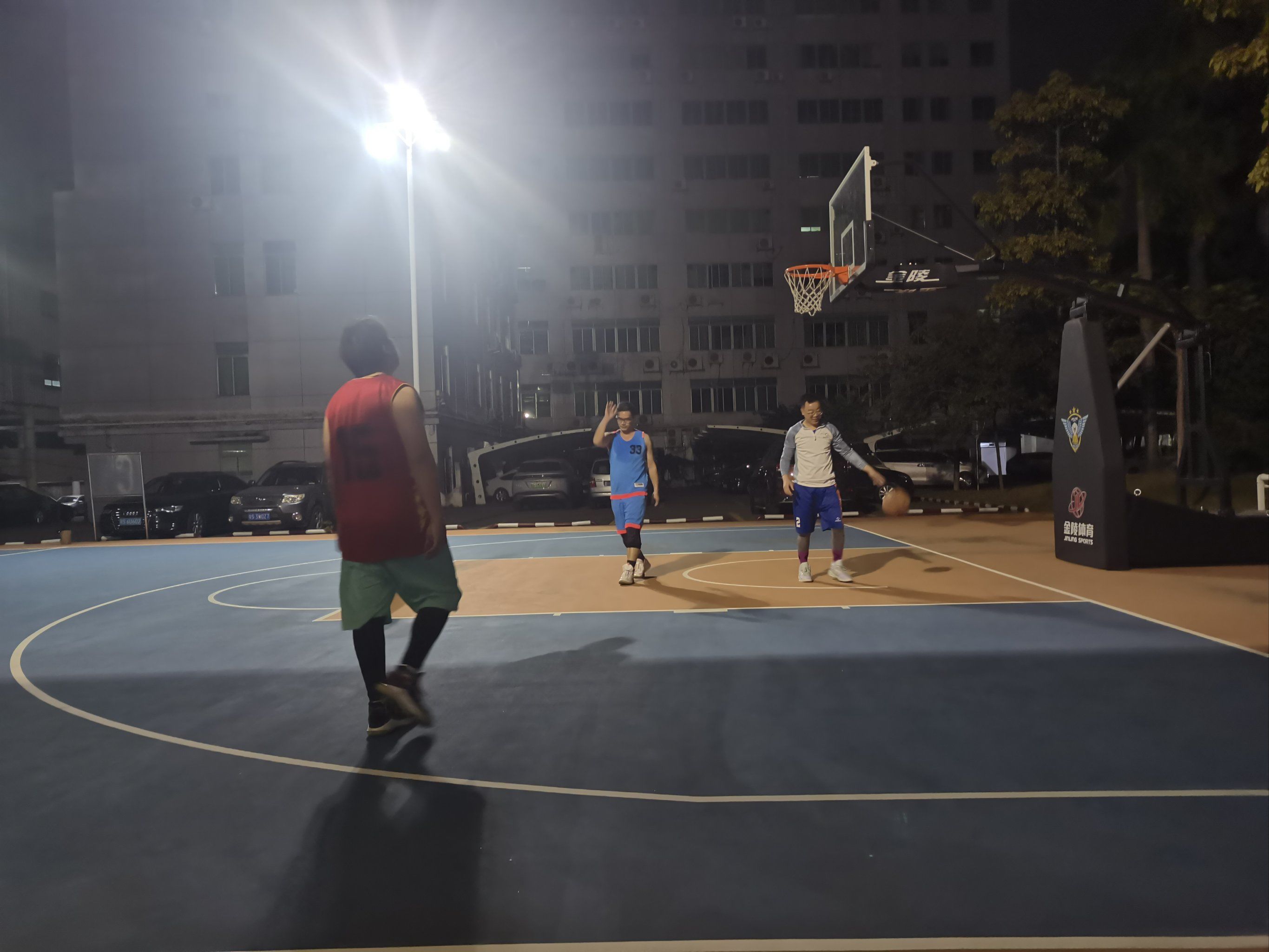 关于技术精准！篮球赛场球员控球秀的信息