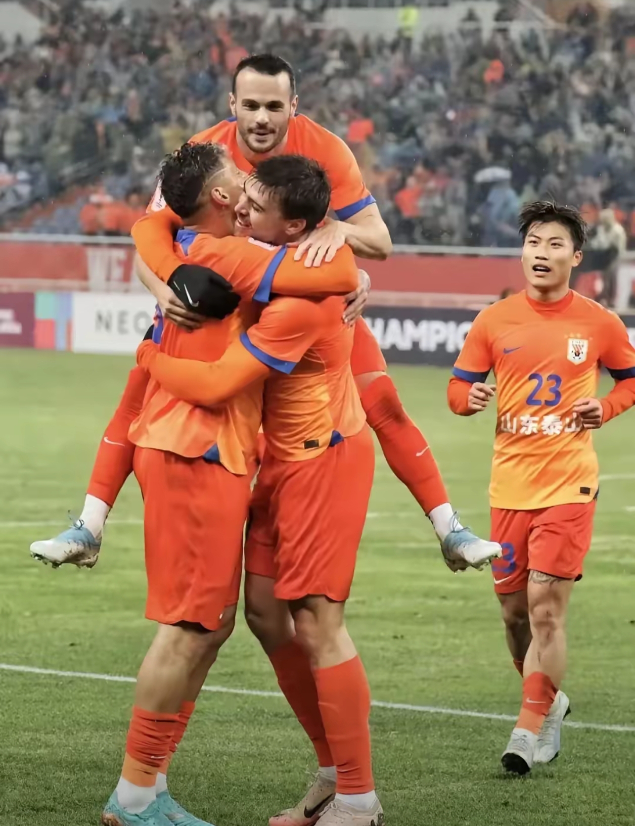 联赛决赛即将开始，球迷期待激烈对决