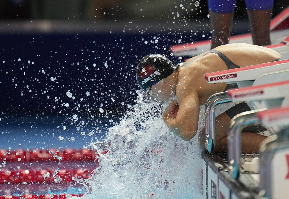 包含荷兰游泳选手速度惊人，刷新多项记录的词条