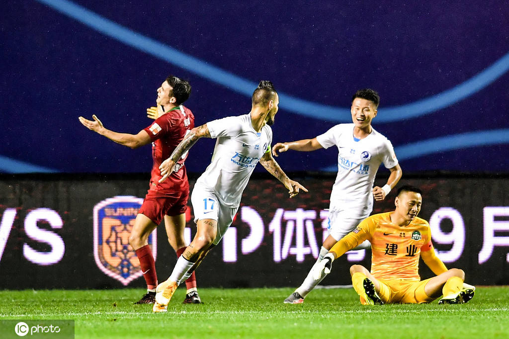 河南建业主场大胜，稳固中游位置