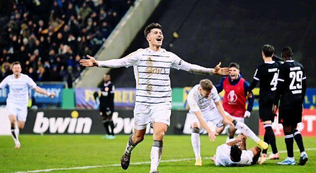 黑马球队意外晋级，强势逆袭