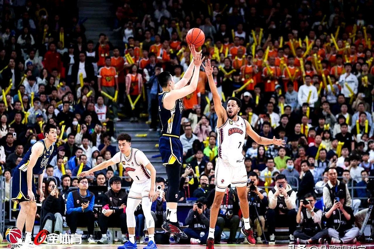 广东主场大胜吉林，保持领先位置