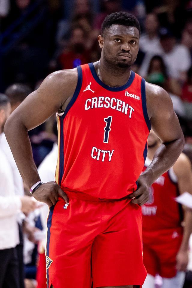 关于美式橄榄球明星转战篮球获得粉丝热捧的信息