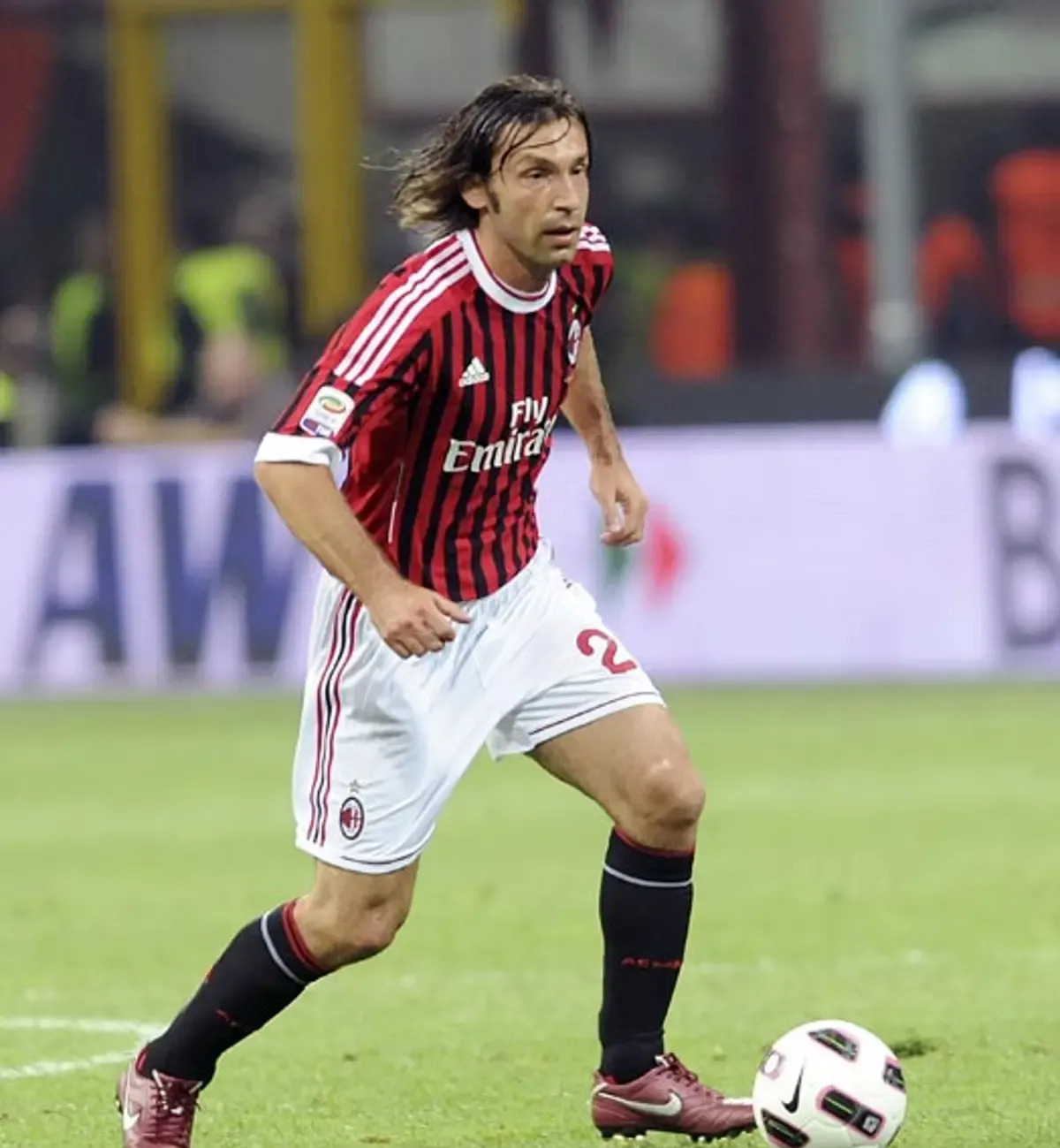 AC米兰后卫表现出色，赢得主教练称赞和球迷喝彩