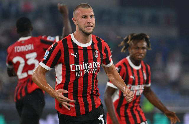 包含AC米兰后卫线防守稳固，球队主教练大加赞赏！的词条