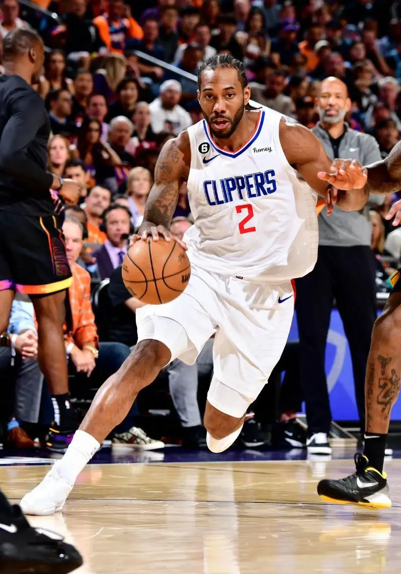 包含快船惊险获胜，莱纳德贡献关键抢断的词条