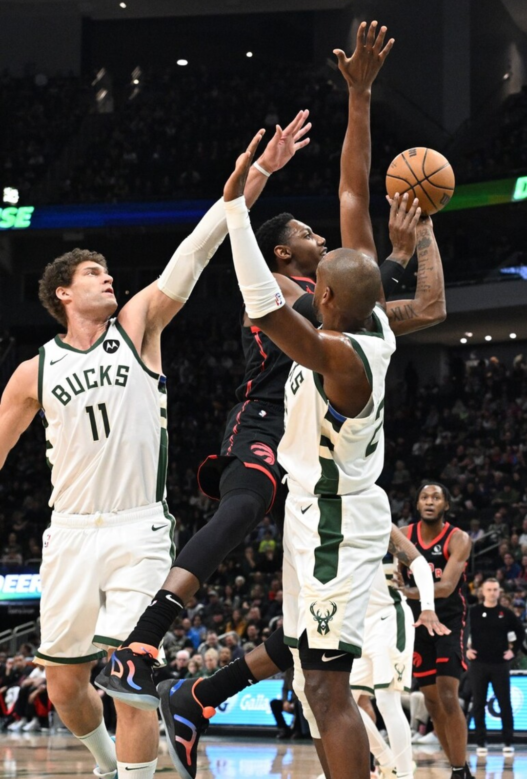 猛龙惊险击败雄鹿，完成反超