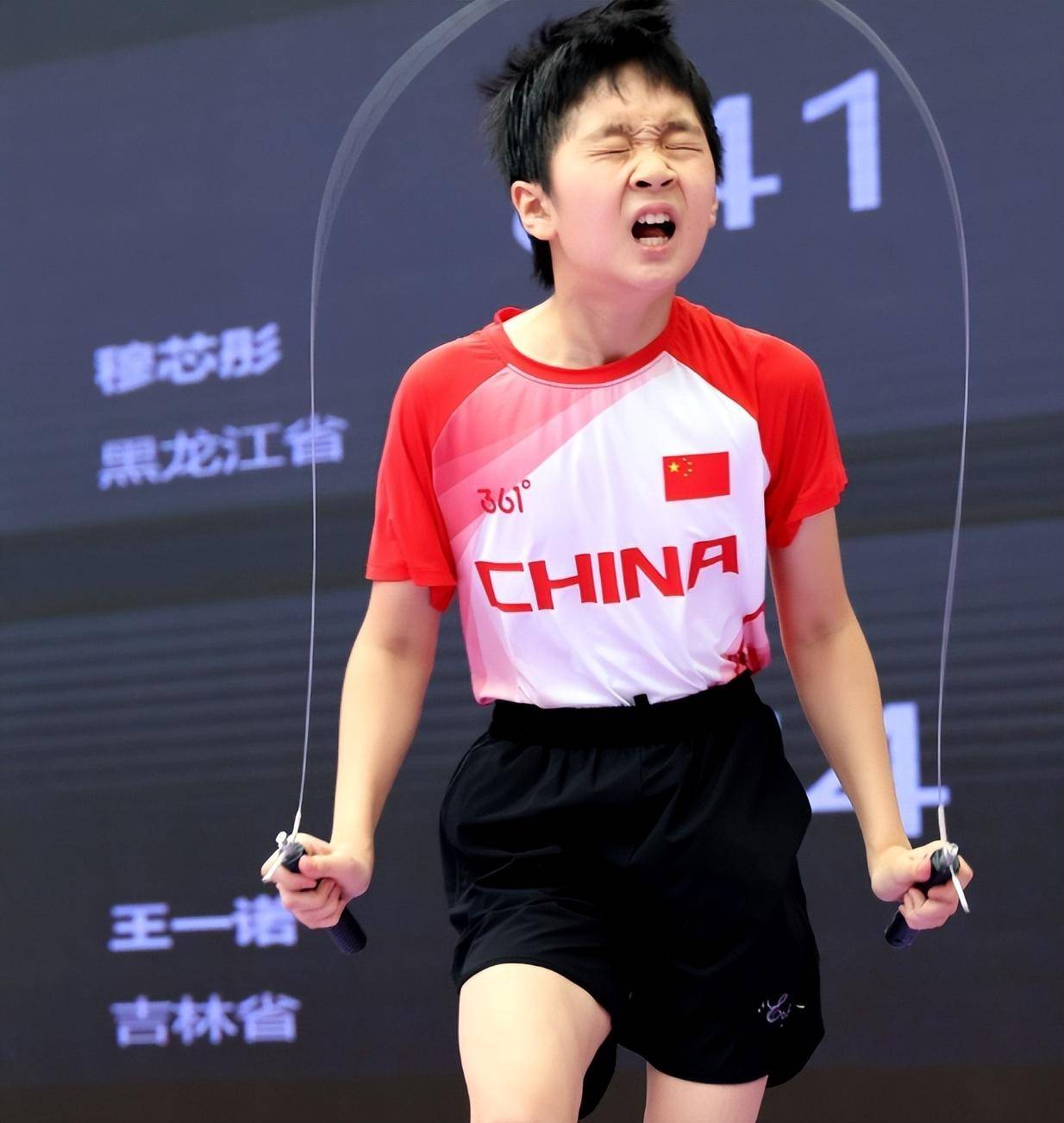 选手发挥出色，赛场气氛火爆