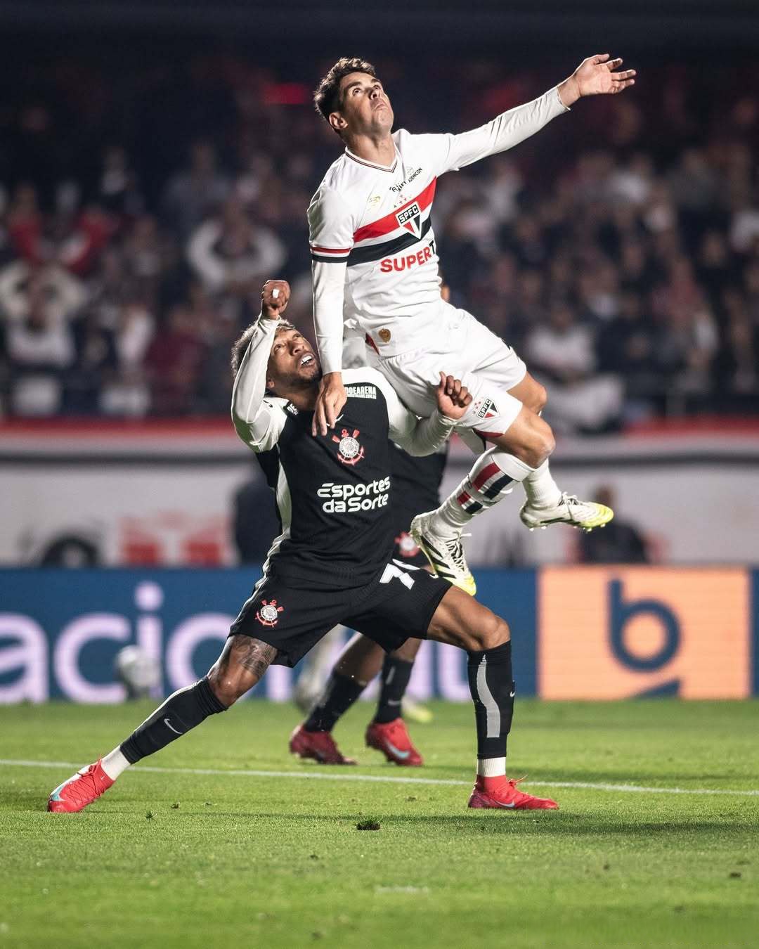 意甲劲旅巴里在主场比赛中豪取三分，迈向胜利