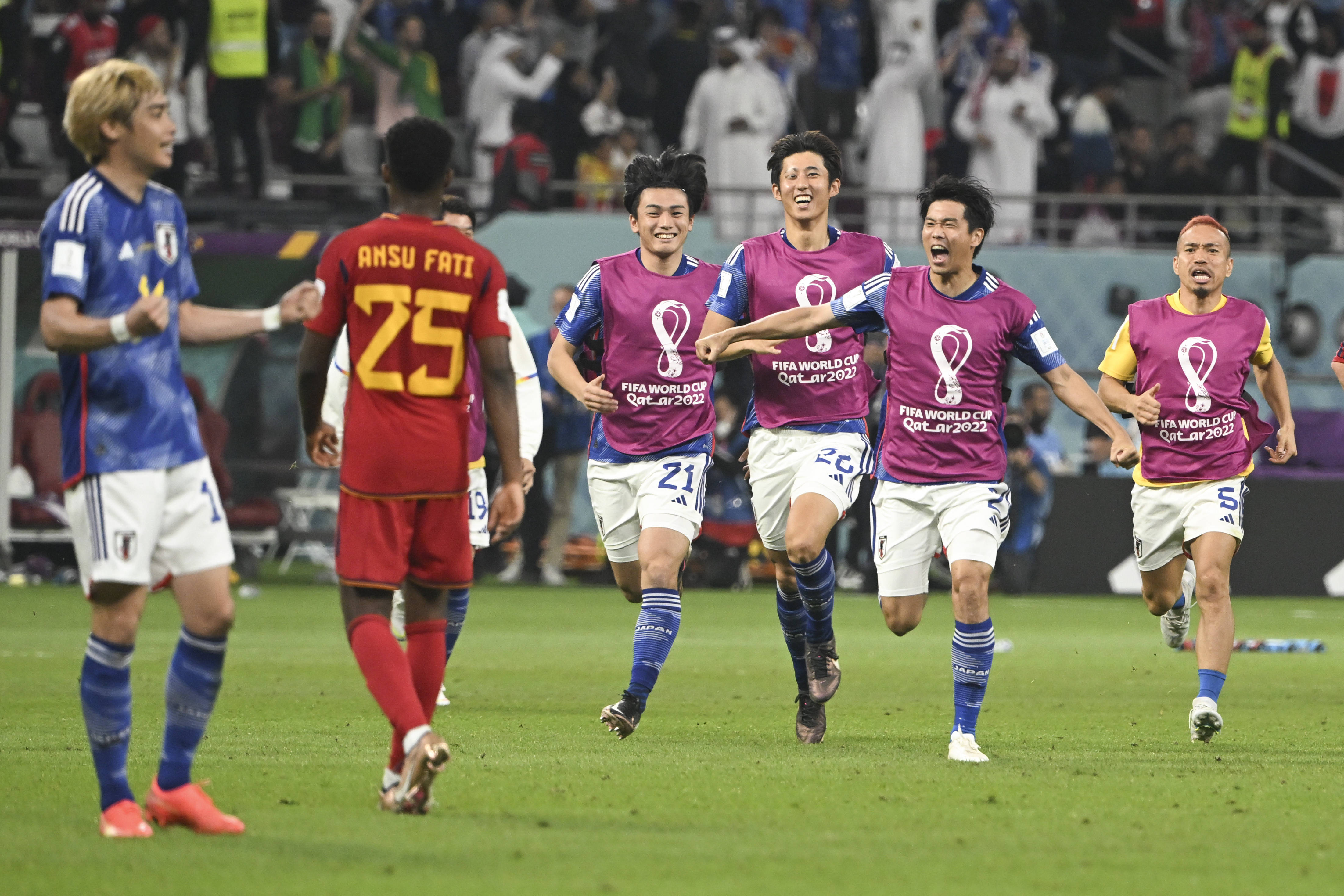 荷甲劲旅耍尽技艺，主场完胜北欧黑马晋级的简单介绍