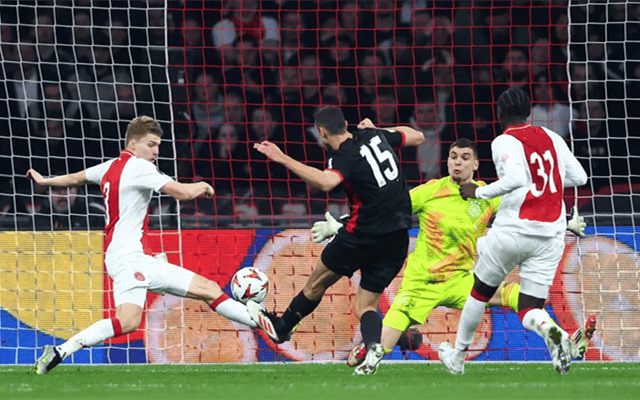 阿贾克斯大胜晋级，豪取欧冠淘汰赛资格