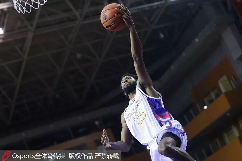 关于后卫一夫当关，帮助球队守住胜利的信息