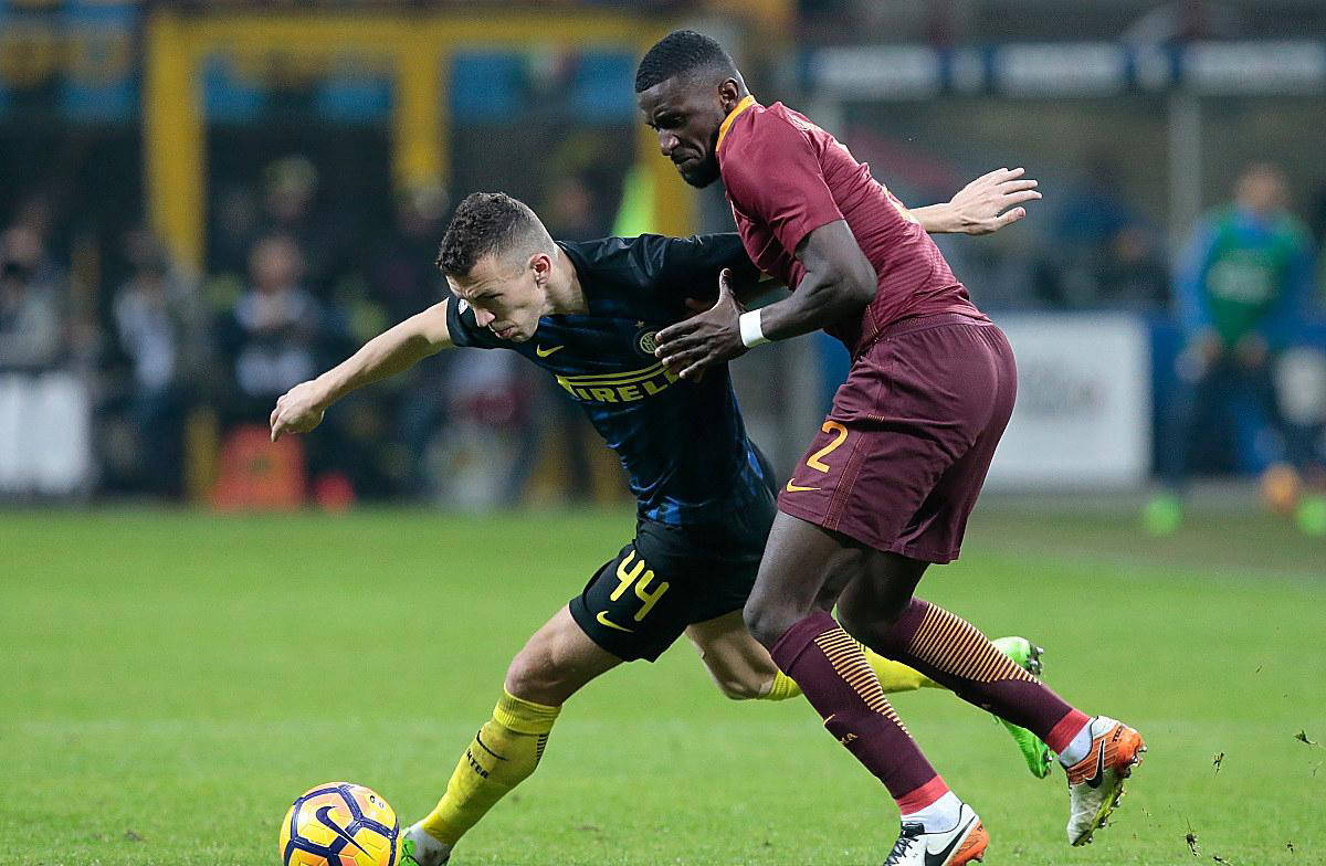 包含佛罗伦萨球员庆祝胜利，士气高昂的词条