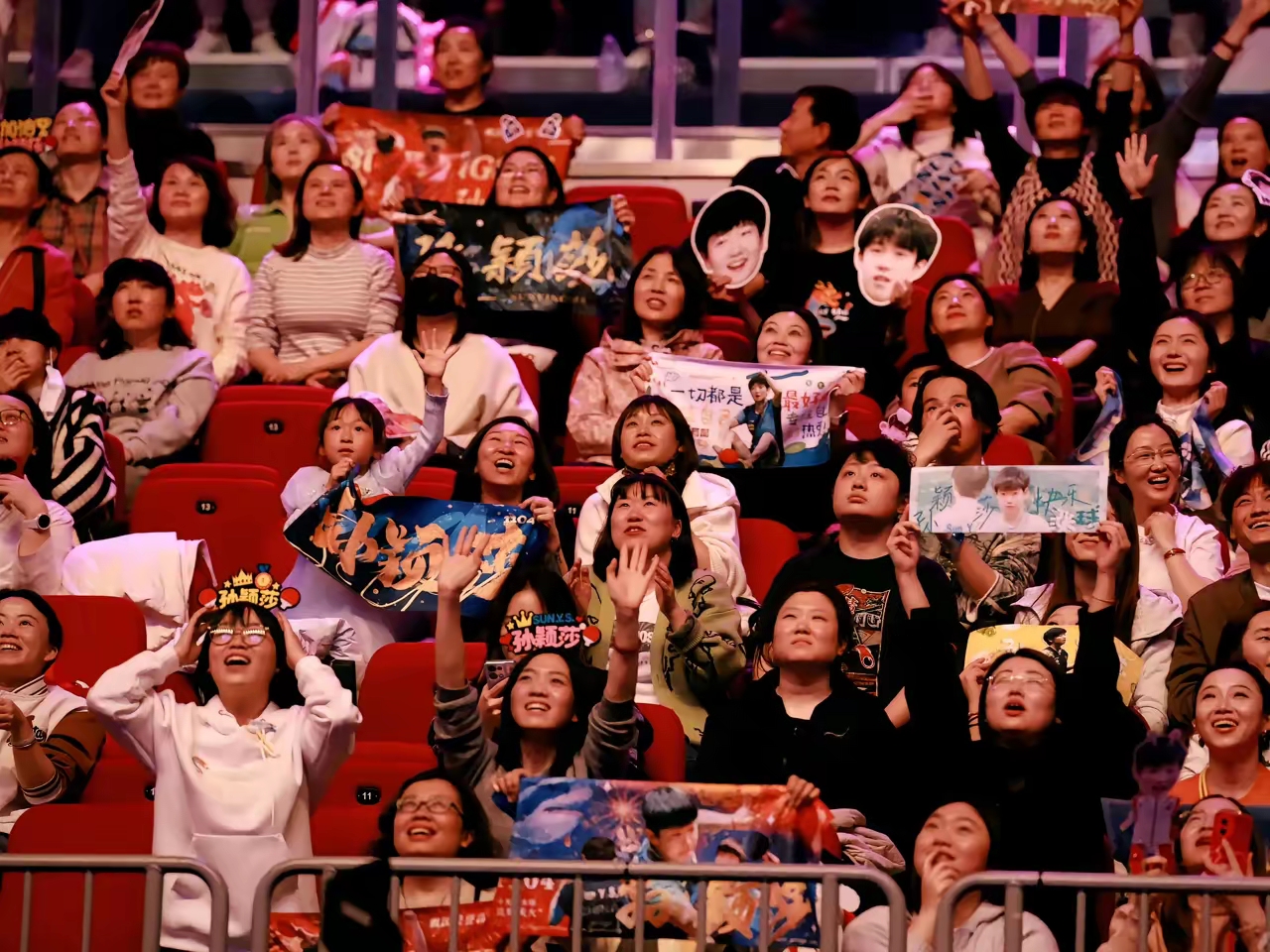 决赛现场观众席座无虚席，气氛热烈