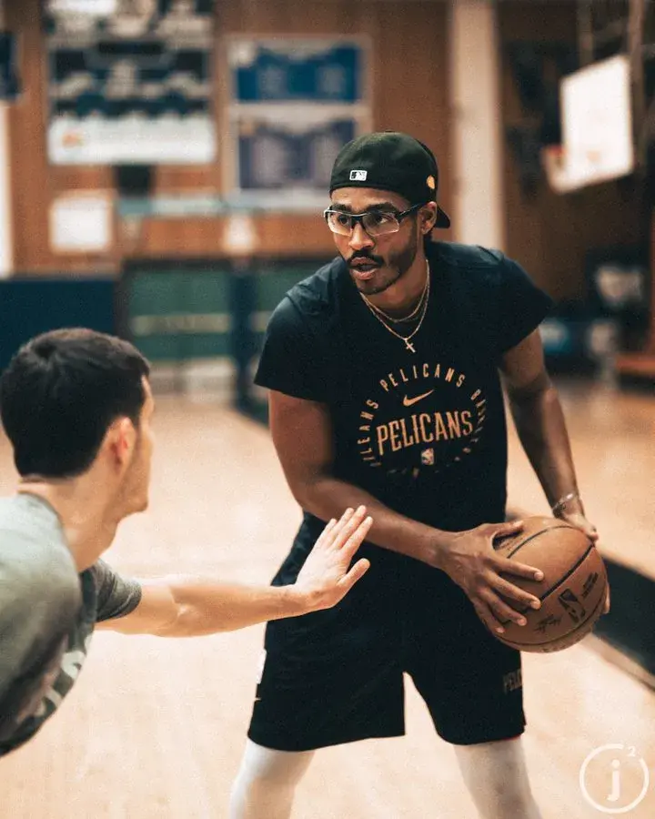 球员在社交媒体上的日常互动和宣传大片的简单介绍